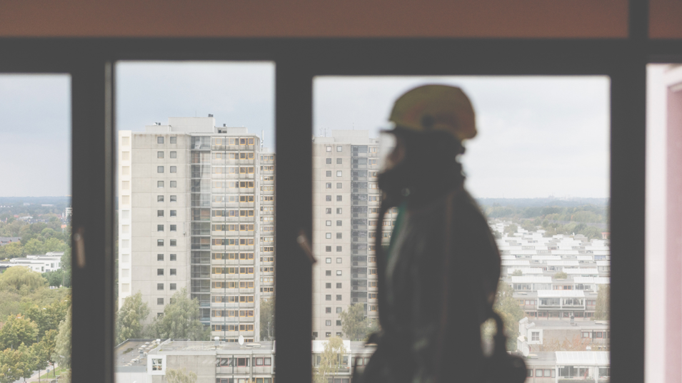 Mand på arbejde med sikkerhedsudstyr