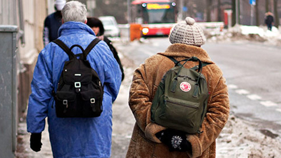 To ældre der går udenfor