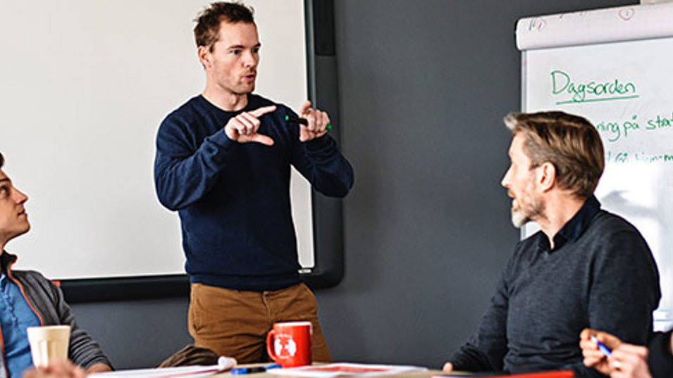 Kollegaer der sidder og diskuterer med hinanden