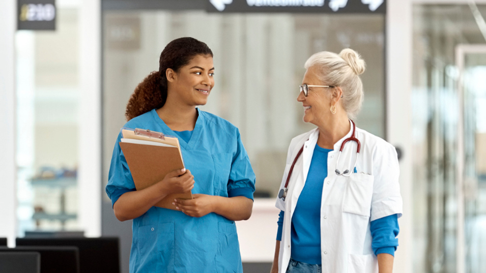 Personale på hospitalsgang