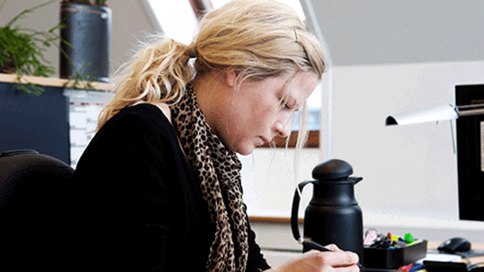 En kvinde der arbejder på et kontor