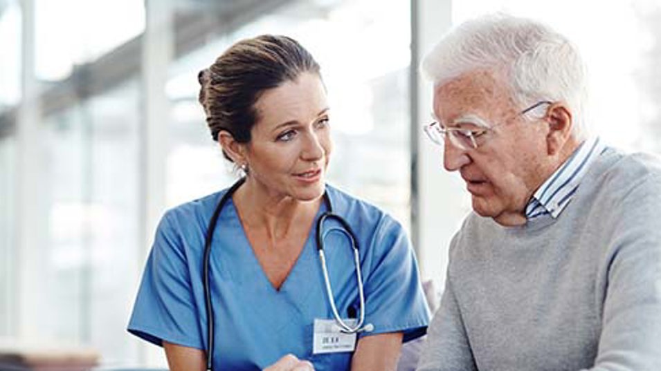 Læge taler med ældre pårørende