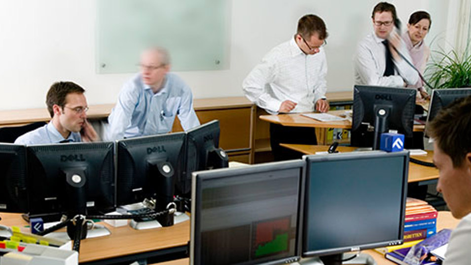 Kollegaer der arbejder i et kontor