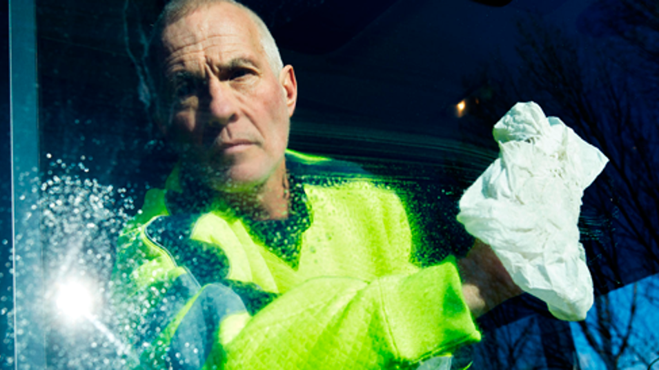 Rengøring af førerhuset på skraldebil