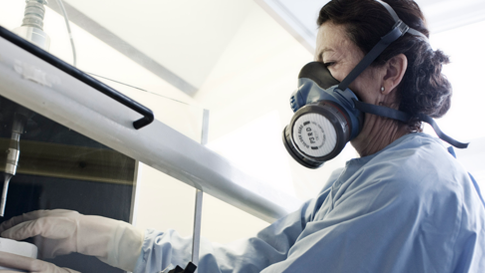 En kvinde der arbejder i et laboratorium