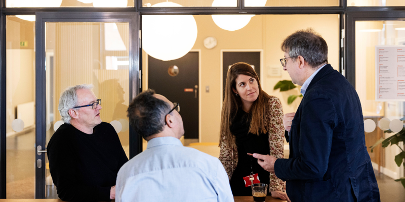 NFA medarbejdere, der snakker sammen.