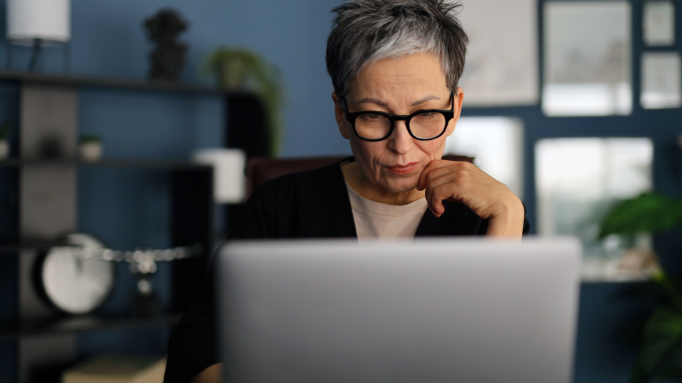 Senior medarbejder arbejder hjemmefra