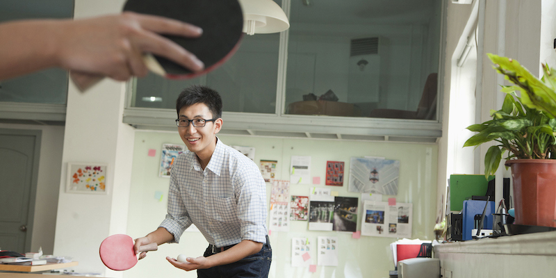 To kolleger der spiller bordtennis