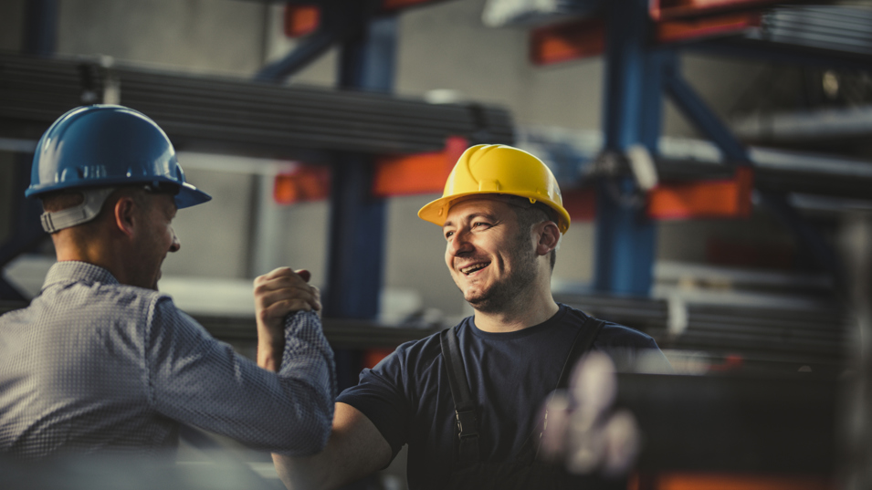 Leder og medarbejder glæder sig over en opgave, som er løst godt.