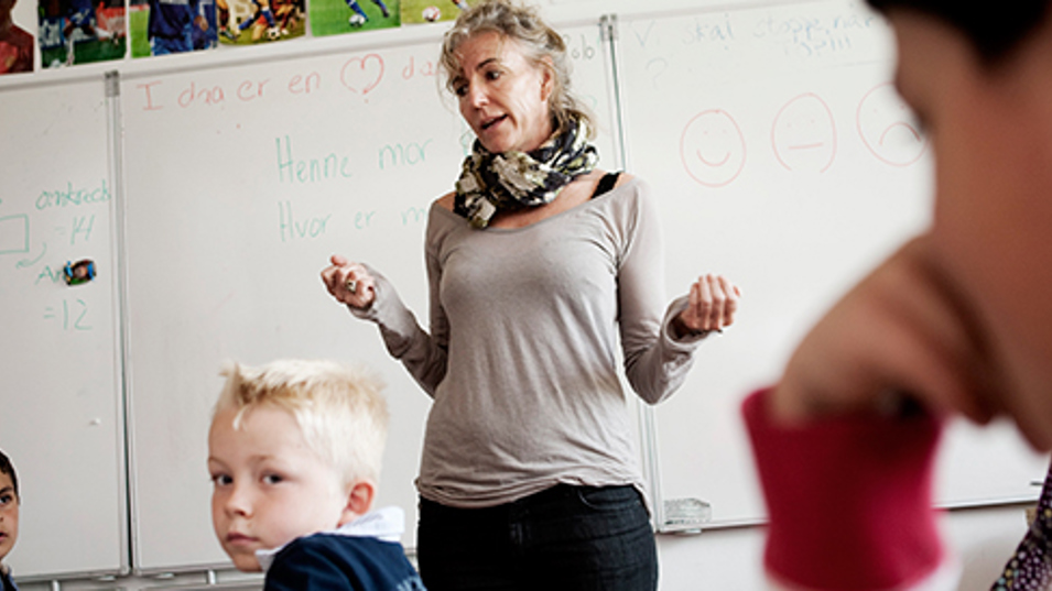 En lærer der står og taler i et klasserum