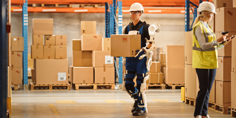 En mand der bruger et exoskelet til at lave sit arbejde