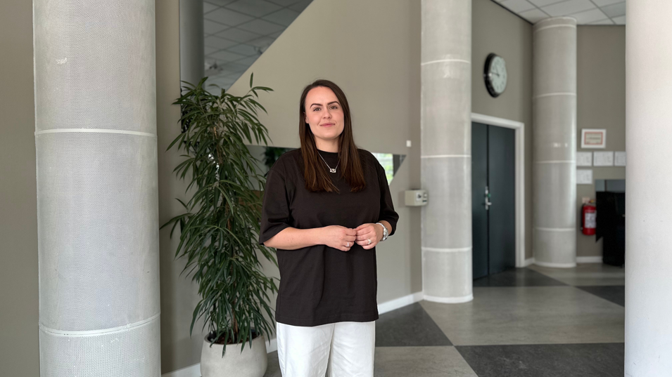 Simone Christiansen skal undersøge, om arbejdspladser med høj psykologisk tryghed er bedre til at tage de svære, men vigtige dialoger om arbejdsmiljøet.