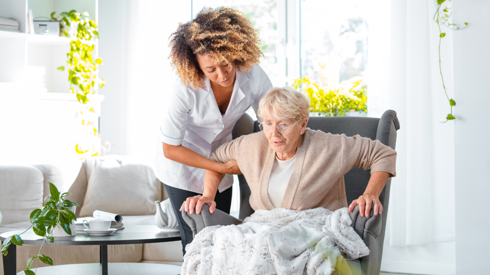 En der hjælper en ældre