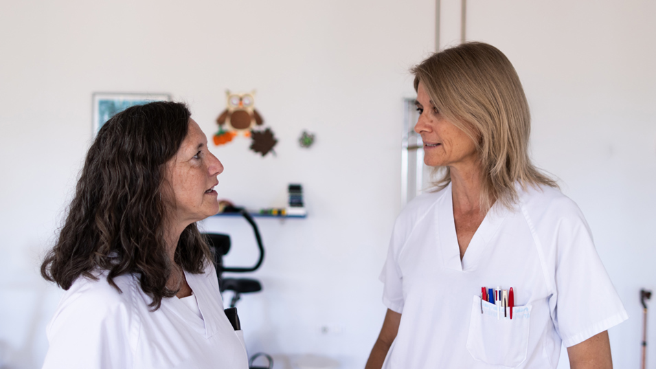 To sygeplejersker taler sammen