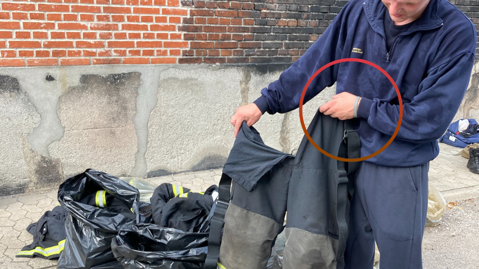 Brandmand med silikonearmbånd til brug for måling af det kemiske arbejdsmiljø.