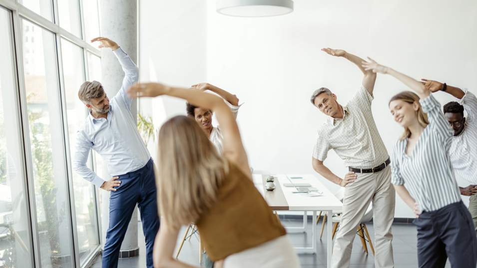Kontorarbejdere strækker ud