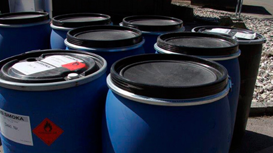 Flere tønder der står udendørs