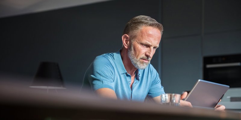 En mand der sidder og arbejder intensivt ved en computer
