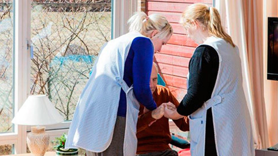 To SOSU-er der hjælper en ældre mand