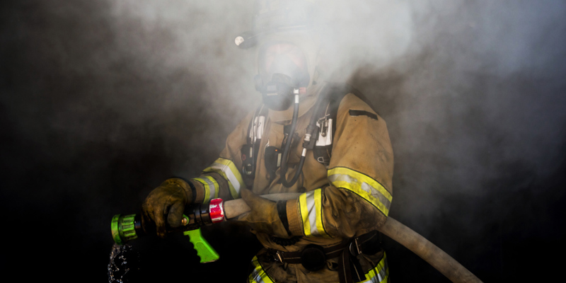 Røgdykker iført fuld beskyttelsesdragt