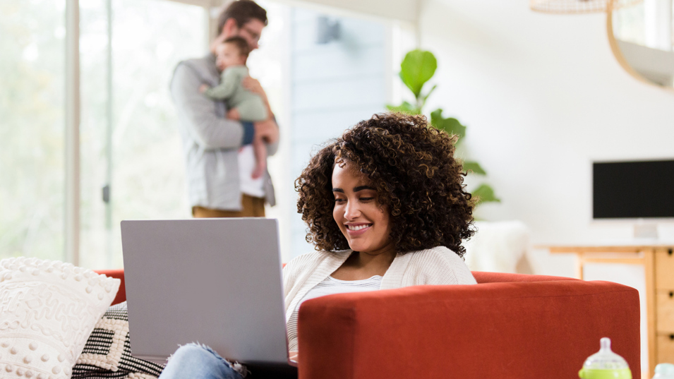 En dame der kigger på sin computer hjemme