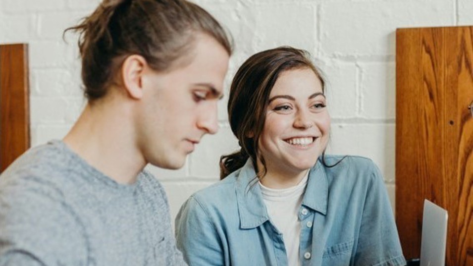 To kolleger der er midt i et møde