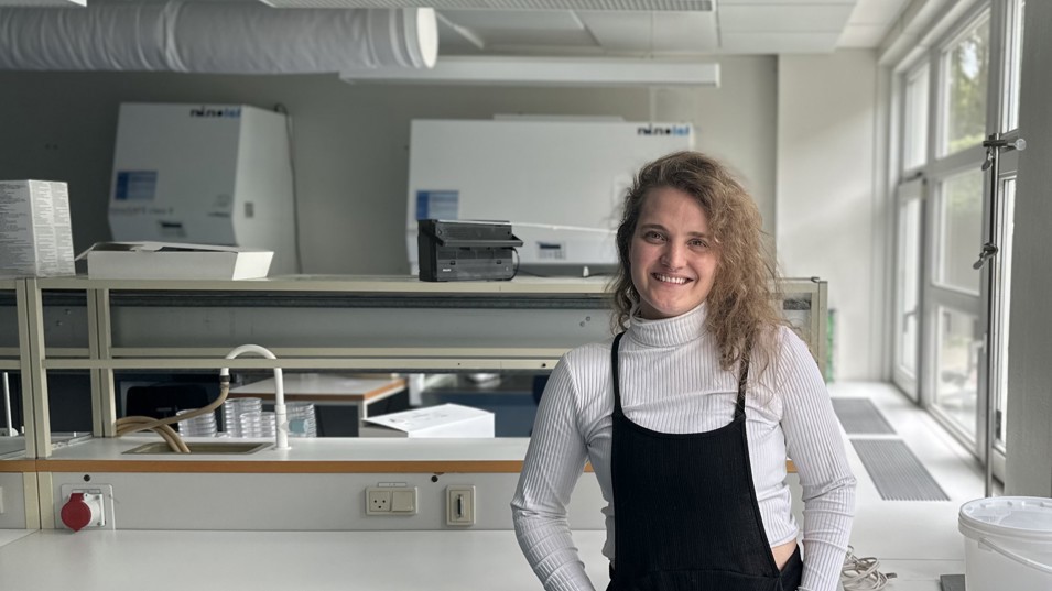 Katherine Priest undersøger en gruppe af skimmelsvampe, som findes i forskellige arbejdsmiljøer – og især på museer udgør de en stor bekymring.