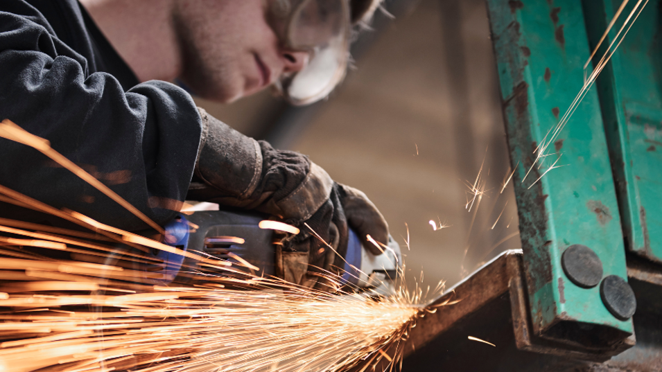 Håndværker skærer i metal