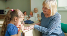 En bedstemor, der får lagt neglelak af en pige