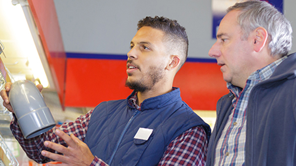 Medarbejdere der taler sammen