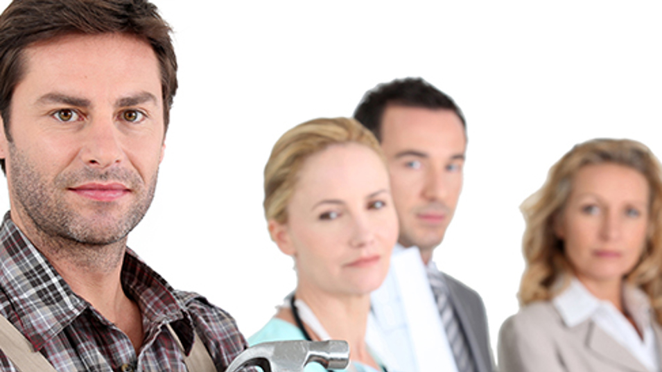 Kollegaer der kigger på en kollega