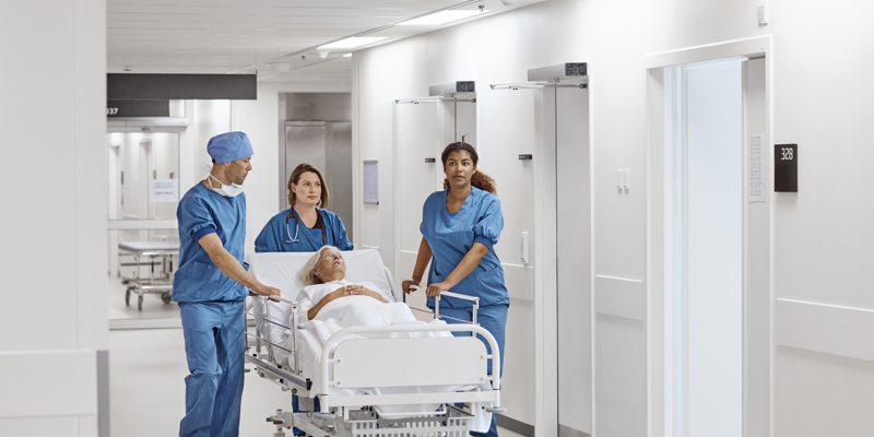 Hospitalspersonale transporterer patient