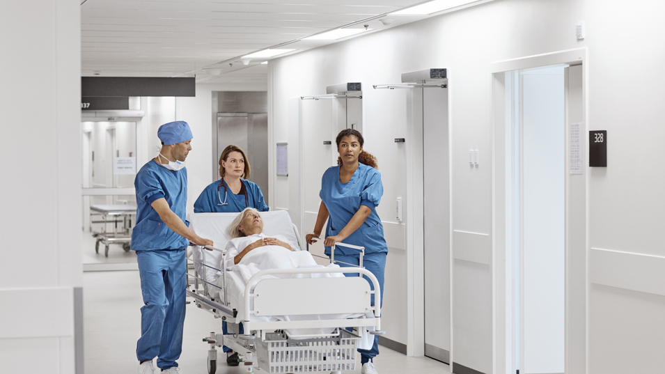 Hospitalspersonale transporterer patient