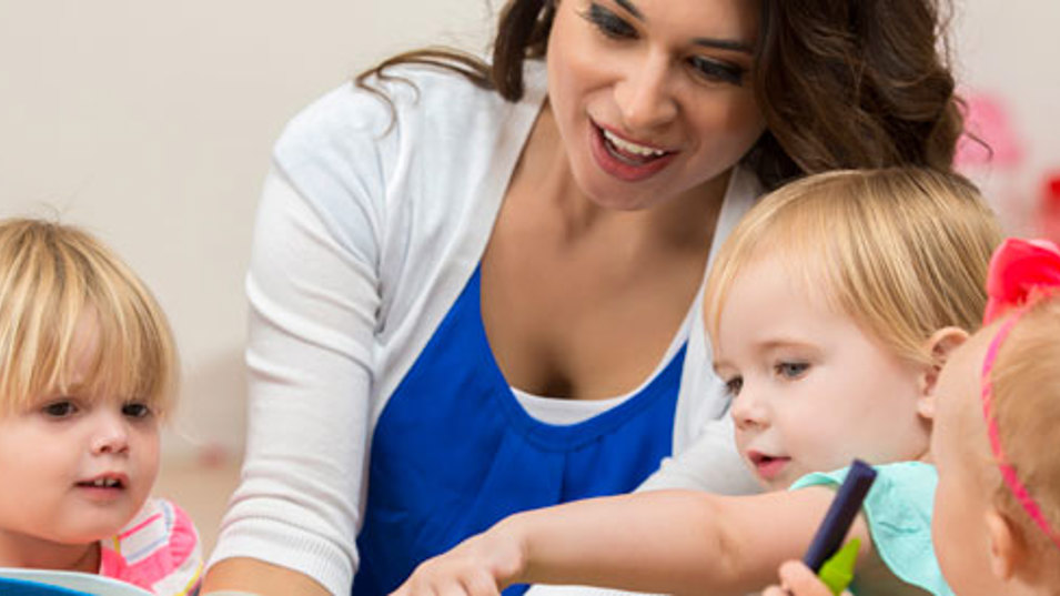 Pædagog sammen med vuggestuebørn
