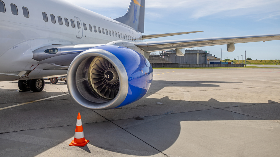 Flymotor på fly, der holder i en dansk lufthavn.