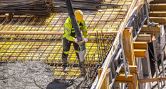 Betonarbejder i færd med at støbe på en større byggeplads.