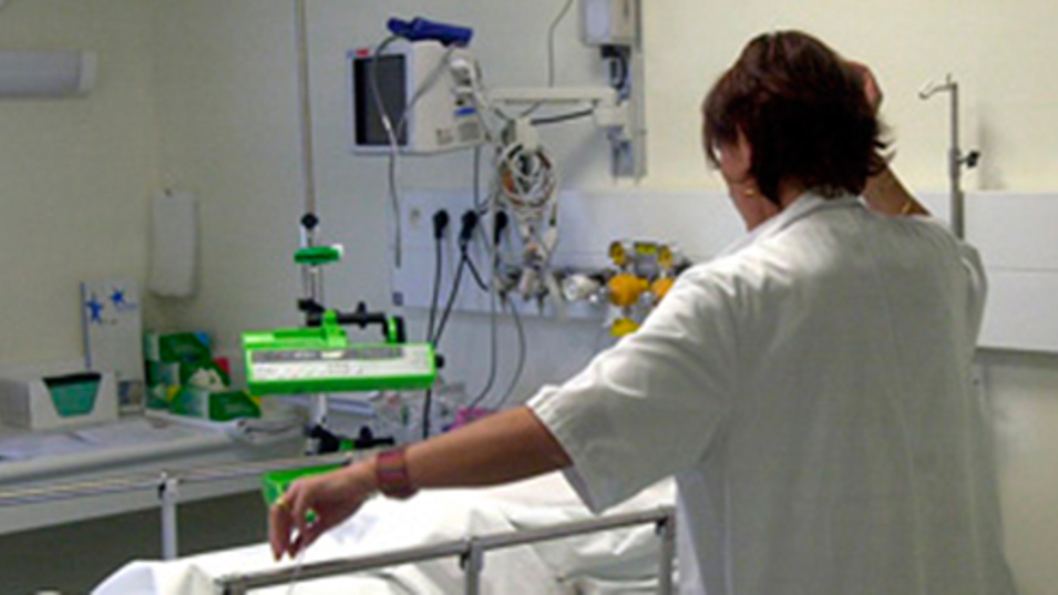 En sygerplejerske der arbejder i et hospital