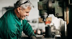 En senior herre, der arbejder på et værksted