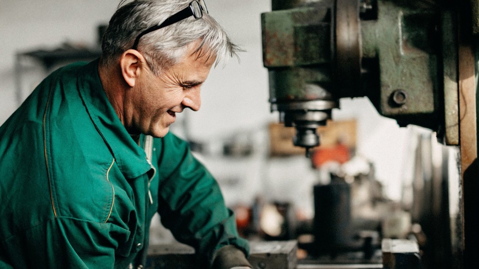 En senior herre, der arbejder på et værksted