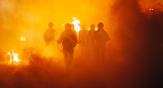 Brandfolk der slukker en brand