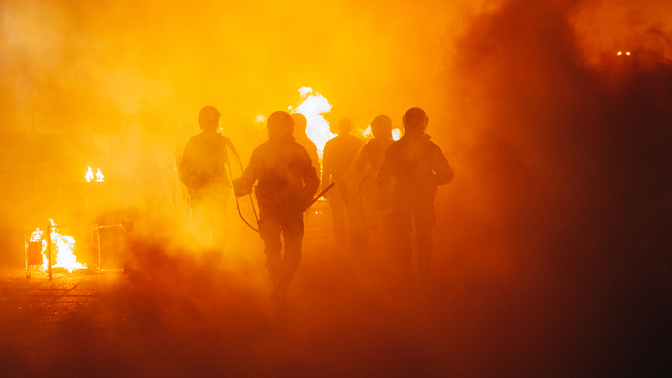 Brandfolk der slukker en brand