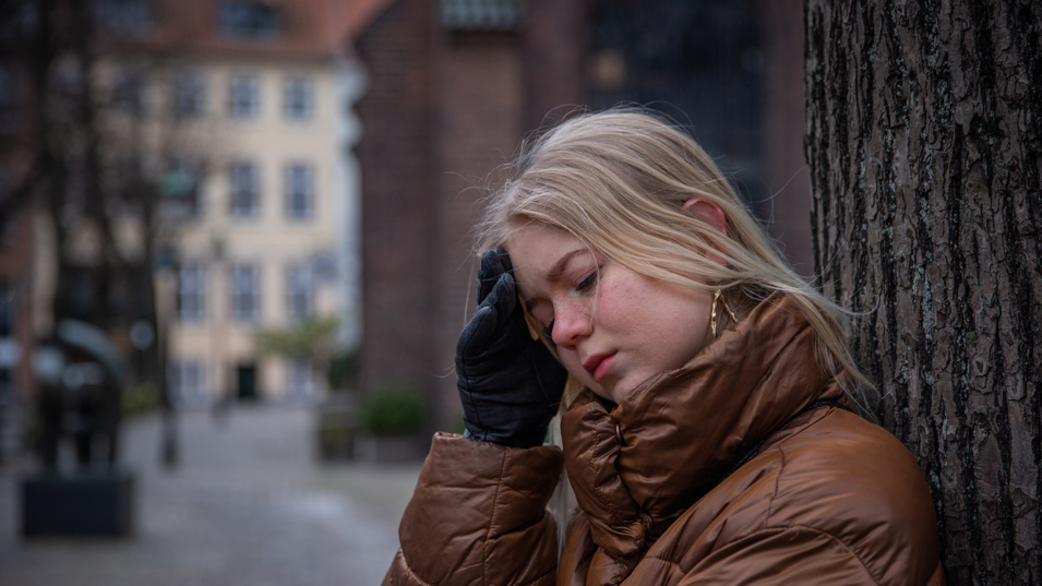 En pige der tager sig til hovedet og er ked af det