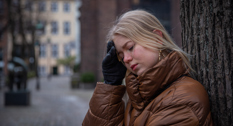 En pige der tager sig til hovedet og er ked af det