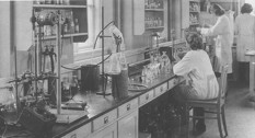 Laboratorieansatte i NFA's spæde begyndelse