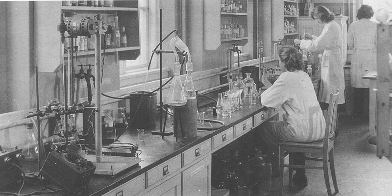 Laboratorieansatte i NFA's spæde begyndelse
