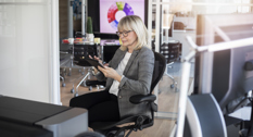 Kvindelig senior der sidder på kontoret og arbejder
