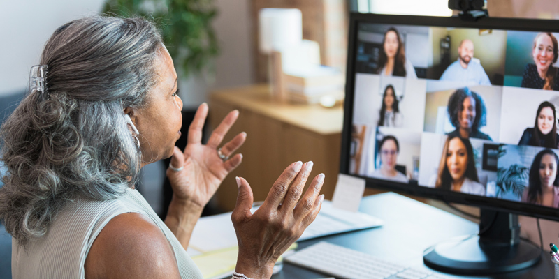 En senior kvinde, der deltager i online møde