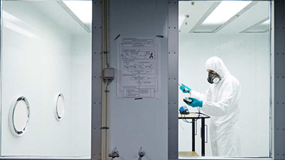 En forsker i et laboratorium