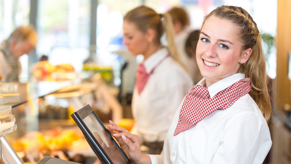 En ung kvinde der arbejder i en cafe