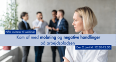 En kollega der står på afstand af en gruppe kolleger, der står og snakker sammen